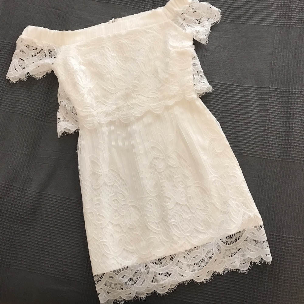 Veveret off-white lace dress